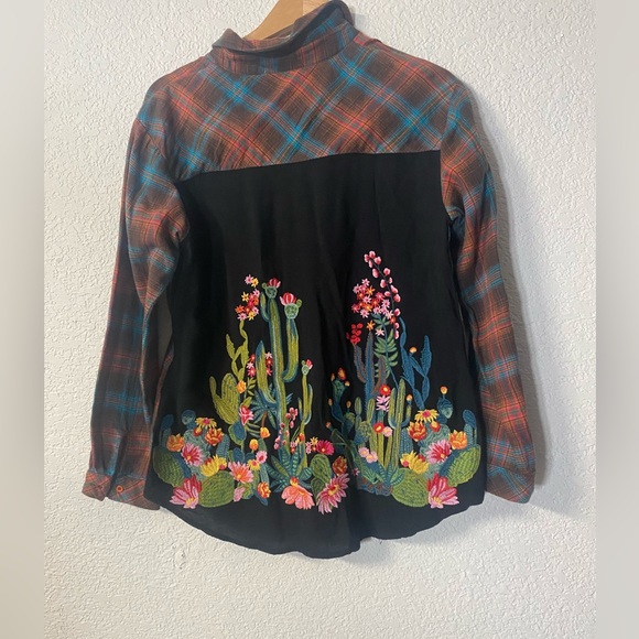 ANDREE BY UNIT Tops - ANDREE BY UNIT Women’s multi color Boho Plaid Long sleeve With Embroidered back